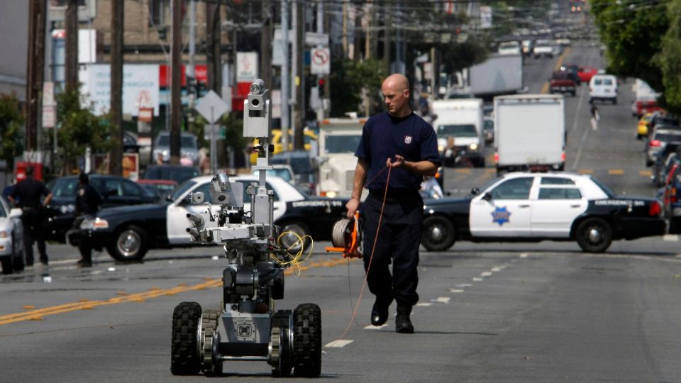 Un oficial de policía usa un robot para investigar una amenaza de bomba en San Francisco, el 25 de julio de 2008.