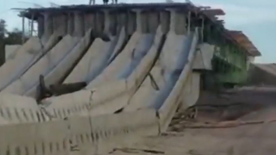 Un mal manejo al momento de colocar las vigas provocó el derrumbe del puente.