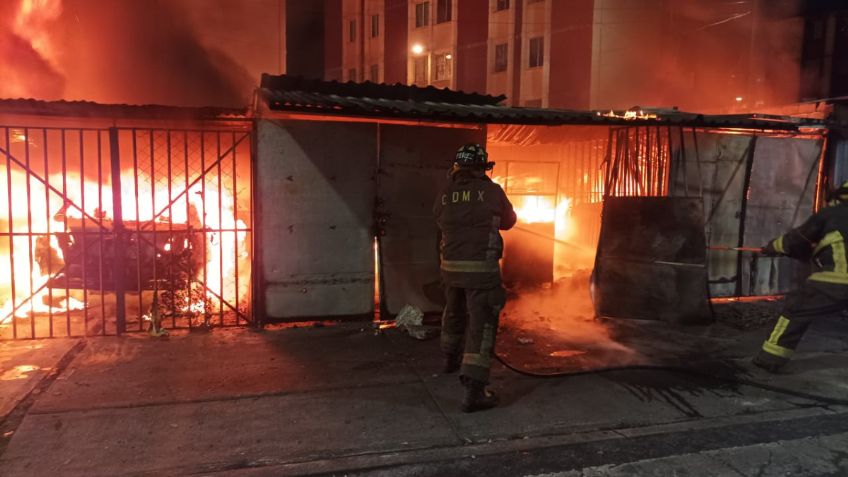 Un joven murió calcinado en un negocio de papas en Iztapalapa; policías intentaron rescatarlo