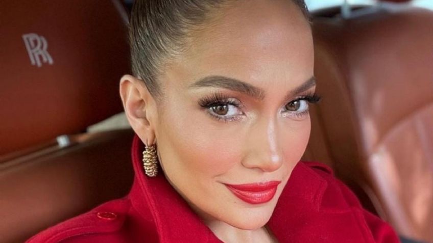 JLo presume cómo usar el color "rojo Navidad" después de los 50