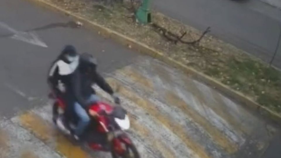 En el video se puede ver que son dos hombres los que huyen en una moto después del crimen