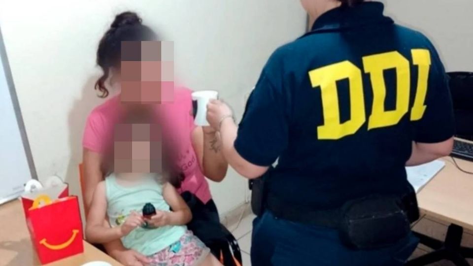 La mujer fue abusada mientras estaba con su hija.