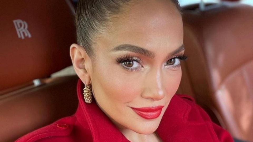 JLo cautivó a todos con su belleza y el color más arriesgado.