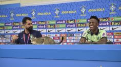 FOTOS: un gato interrumpe a Vinicius Junior en plena rueda de prensa de Qatar 2022