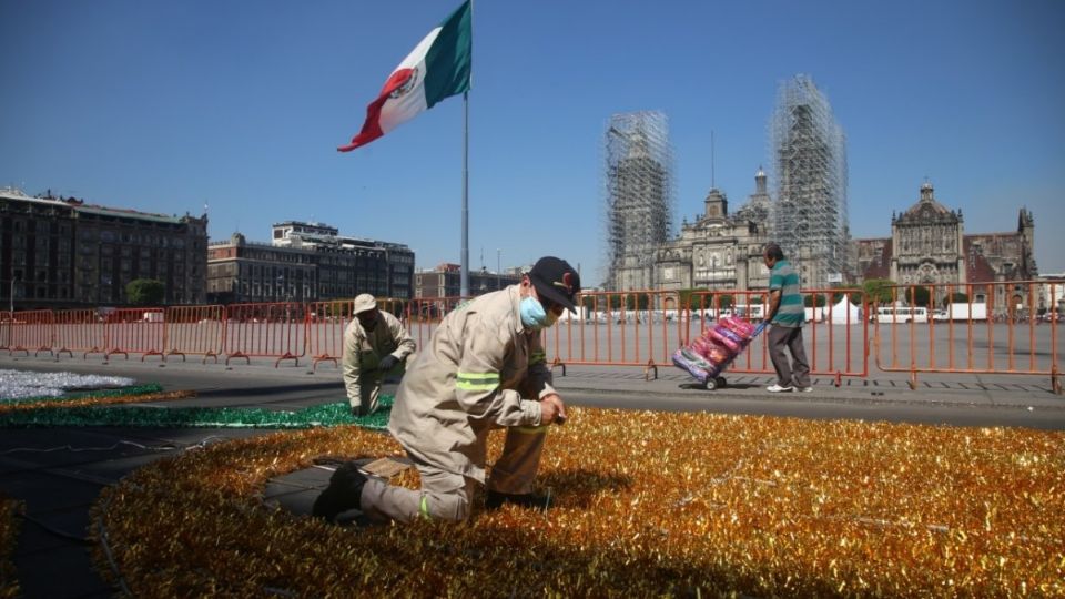 Personal de la Sobse se encuentra instalando el alumbrado para estas fiestas decembrinas