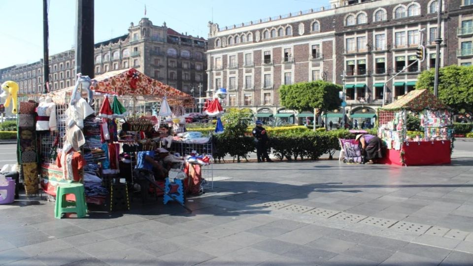 El Zócalo luce ya con comercios de fiestas decembrinas