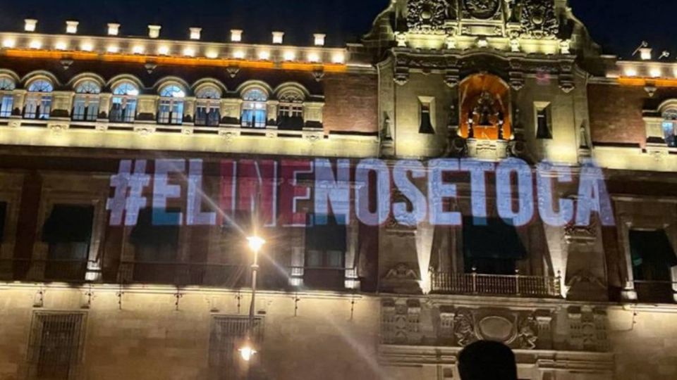 La oposición dejó un mensaje en la fachada de Palacio Nacional.