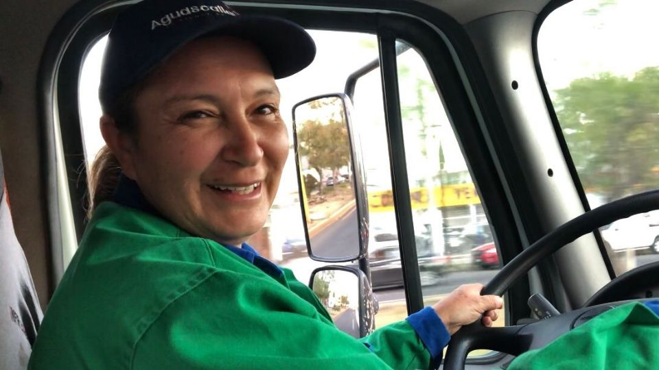 La primera mujer operadora de un camión compactador de basura