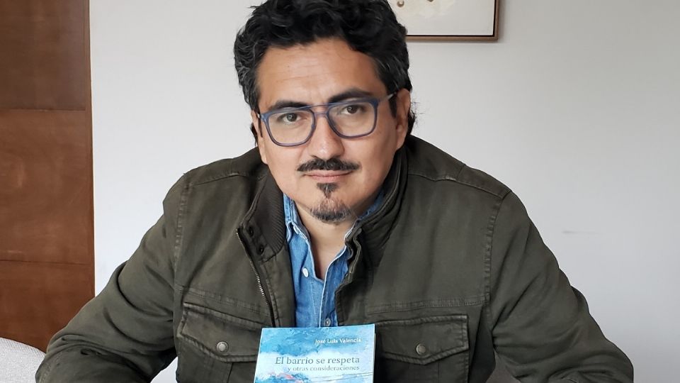 Su debut como escritor fue con el libro La poeta gorda