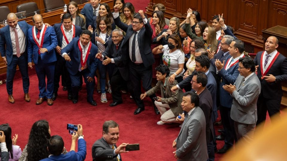 Legisladores posaron para fotografías, mientras celebran después de votar para destituir a Castillo