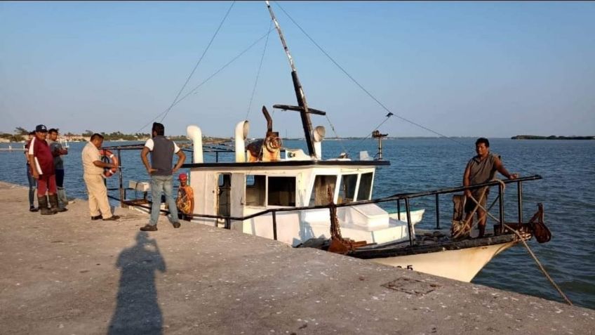 Con signos de deshidratación, rescatan a pescadores que estaban a la deriva en el Golfo de México