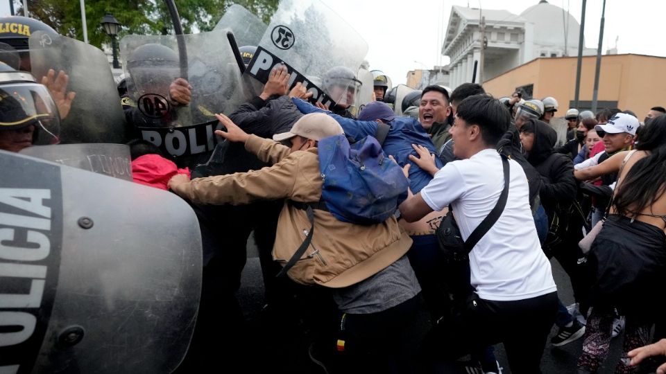 Chocaron manifestantes y Policía en protesta a favor de Castillo