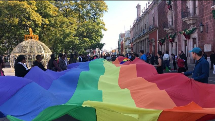 Población LGBT+ se manifiestan a las afueras de Palacio de Gobierno; exigen a las autoridades atenciones más dignas.