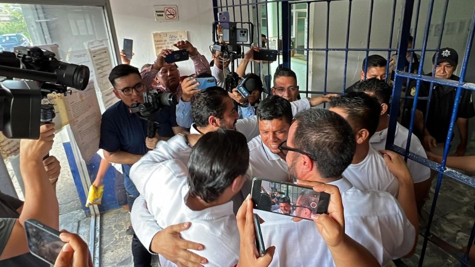 Momento en el que Héctor, Gonzalo y Juan Luis, protagonistas de la miniserie 'Duda Razonable', son liberados. FOTO: EFE