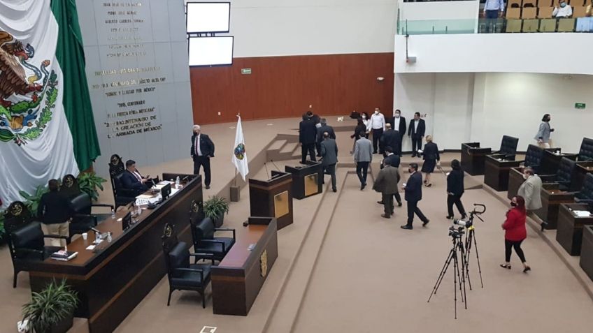 Panistas y priistas abandonan Congreso tras iniciativa de diputada morenista