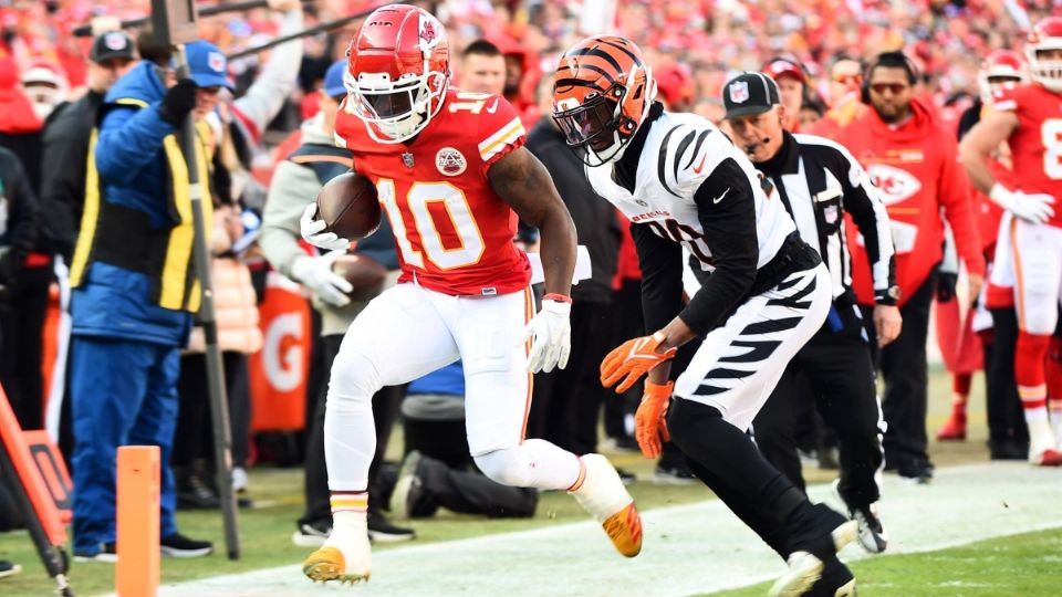 El receptor abierto de los Kansas City Chiefs, Tyreek Hill (L), busca un touchdown después de superar al esquinero de los Cincinnati Bengals. Foto: EFE