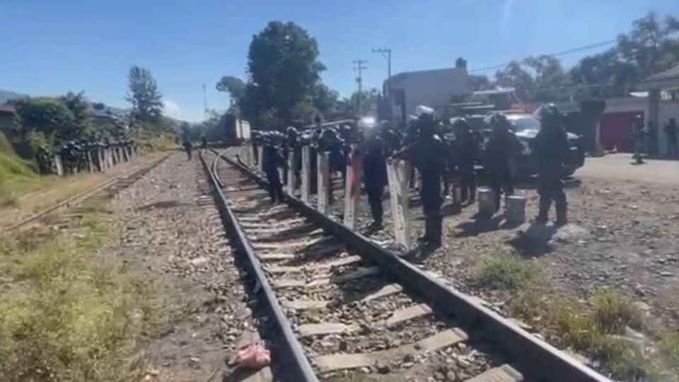 Enfrentamiento entre CNTE Poder de Base y policía deja 12 elementos lesionados (Foto: Especial)