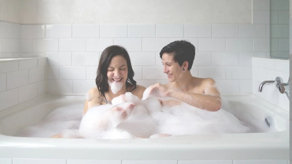 Imagen de baño en tina en pareja. Foto:  Pixabay