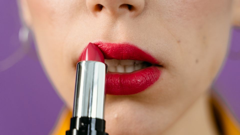 Estas son todas las tendencias de cómo se deben de usar los labiales en 2022. (Foto: Pexels)