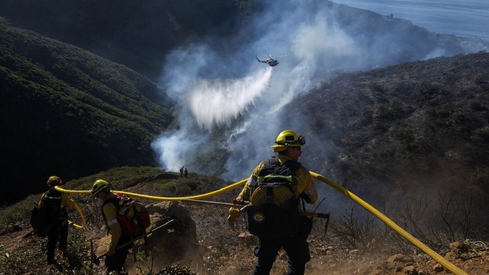 Una inusual ola de calor en pleno invierno elevó los termómetros al punto de mandar gente a las playas en California (Foto: AP)