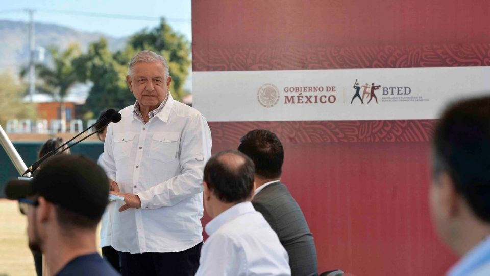 El presidente López Obrador encabezó la supervisión de un estadio de béisbol en Hermosillo, Sonora. Foto: Especial