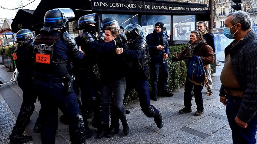 Reprimen a caravanas antiCOVID en París y Canadá