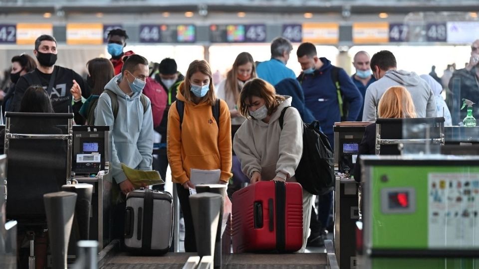 Usuarios del aeropuerto en Boryspil continúan realizando trámites; Ucrania prometió mantener su espacio aéreo abierto (Foto: AFP)