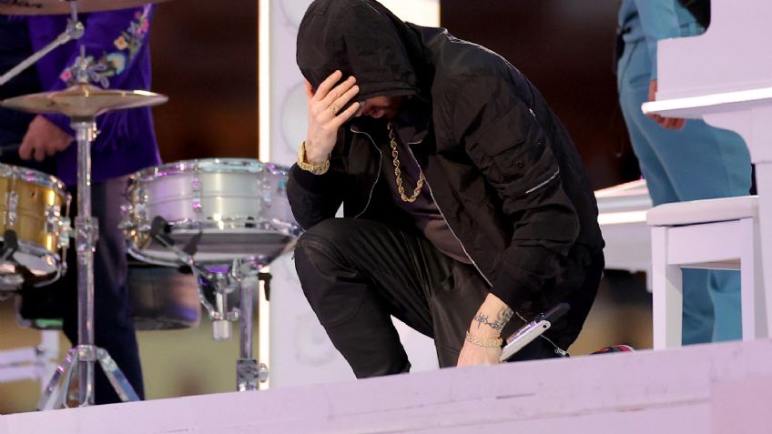 ¿Por qué se arrodilló Eminem al medio tiempo? La gran polémica del Super Bowl I VIDEO