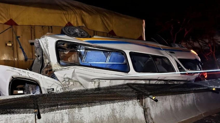 Transporte público es aplastado por un tráiler en la autopista del Sol