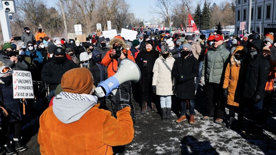 CONTRAPROTESTA. Ayer vecinos impidieron la entrada de más camiones en Ottawa (Foto: Reuters)