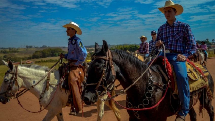 VIDEO: Vaqueros AGREDEN a policías que trataban de detener una cabalgata en Durango