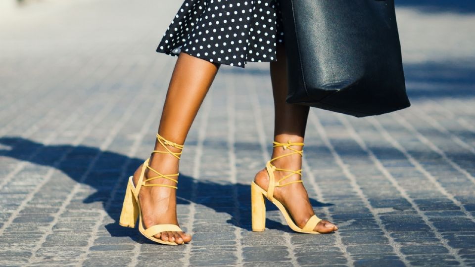 ¿Eres bajita? No te quedes fuera de las tendencias de zapatos que dominarán el 2022. (Foto: Pexels)