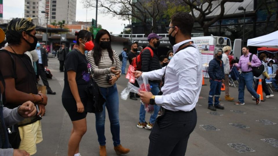 Los condones se repartieron en la Glorieta de los Insurgentes. Foto: Especial