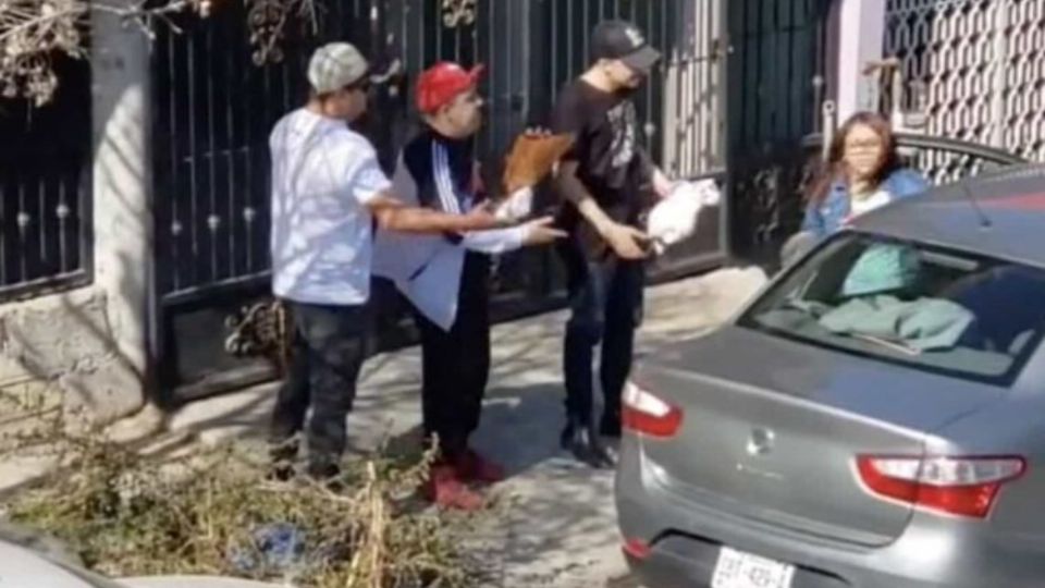 Tres de los cuatro hombres la esperaban afuera de su casa. (Foto: Captura / Video)