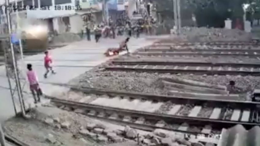 VIDEO: Queda a milímetros de morir espeluznantemente arrollado por un tren a toda velocidad