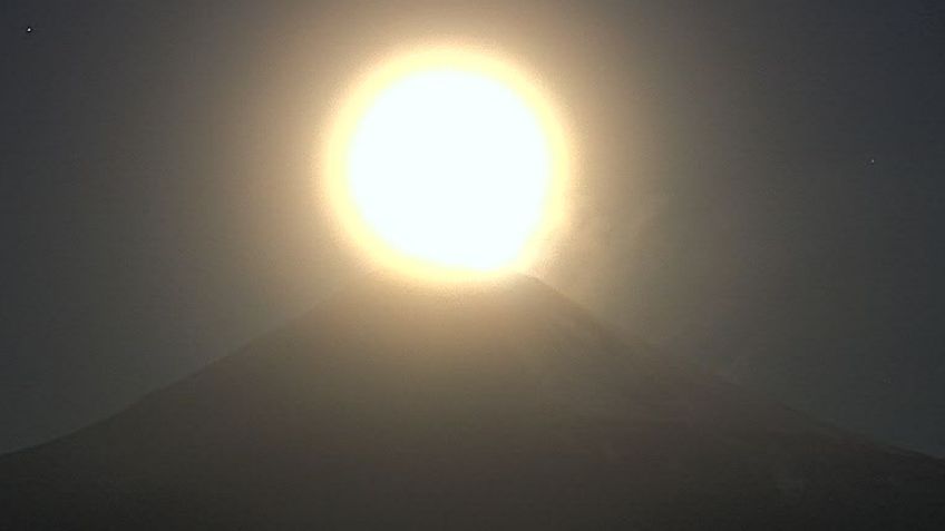 Luna de nieve 2022: la impactante imagen por encima del volcán Popocatépetl