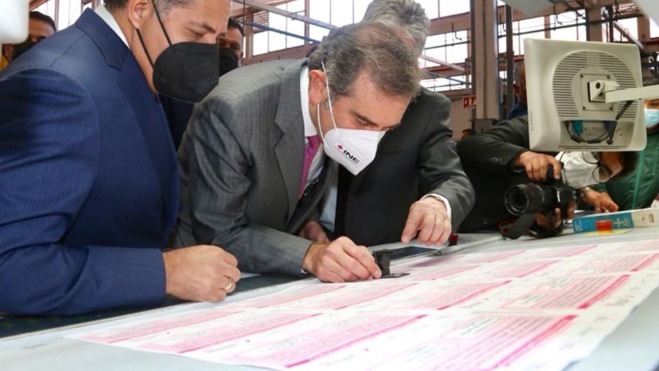 Verificación de papeletas de la consulta de revocación de mandato. Foto: Especial