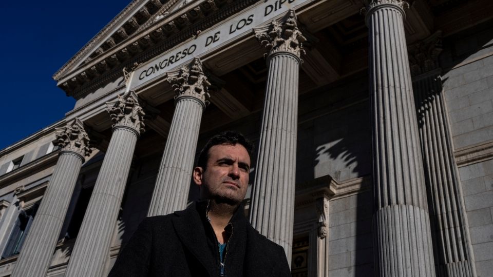 Miguel Hurtado hace campaña contra la impunidad en la Iglesia de España. (Foto: AP)