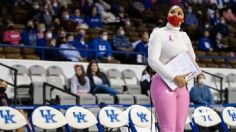 "¿Les parece apropiado?": entrenadora de básquetbol que usó tacones y pantalón de cuero en juego recibe feas críticas