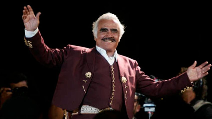 Develan estatua de Vicente Fernández en rancho Los 3 Potrillos: FOTO