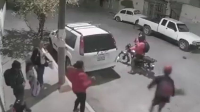 Puebla: Así fue como dos motociclistas asaltan a un grupo de mujeres con niños | VIDEO