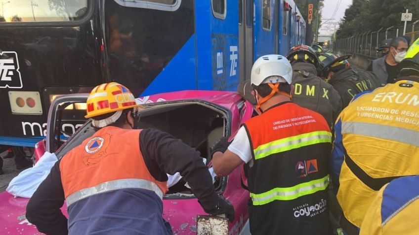 CDMX: Muere una persona prensada en un taxi al chocar contra el Tren Ligero en la estación Vergel