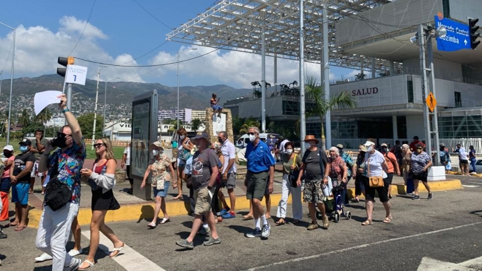 Los turistas que arribaron este viernes al puerto tuvieron que caminar durante varias cuadras. 