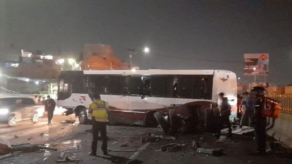 Se registró un fuerte accidente en la carretera México-Pachuca durante la noche de este sábado. | Foto: Twitter