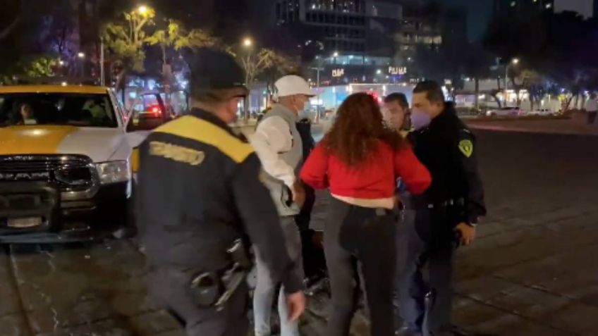 El tenso momento en que un policía se colgó de un motociclista que se pasó un alto en Reforma I VIDEO