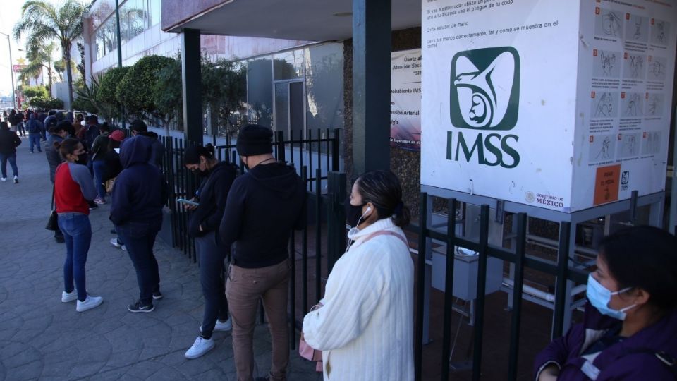 Lo primero que tienes que hacer es buscar el Código QR, el cual estará disponible en www.imss.gob.mx, en la aplicación del IMSS y en unidades médicas