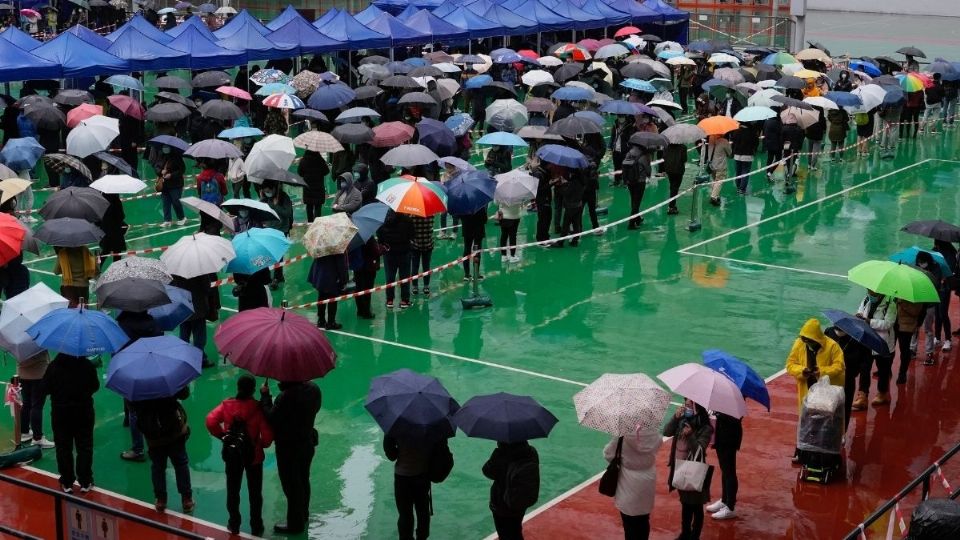 CAMBIOS. Residentes de Hong Kong expresaron frustración, tras la entrada de nuevas restricciones (Foto: AP)