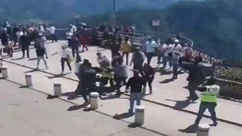 ¡PELEA entre TURISTAS! Se arma la campal en Zacatlán, Puebla: VIDEO