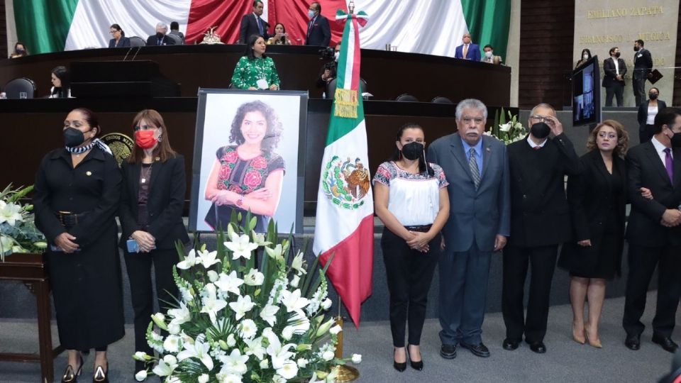 Las seis bancadas reconocieron la labor de la legisladora y expresaron su solidaridad con sus familiares. Foto: Especial