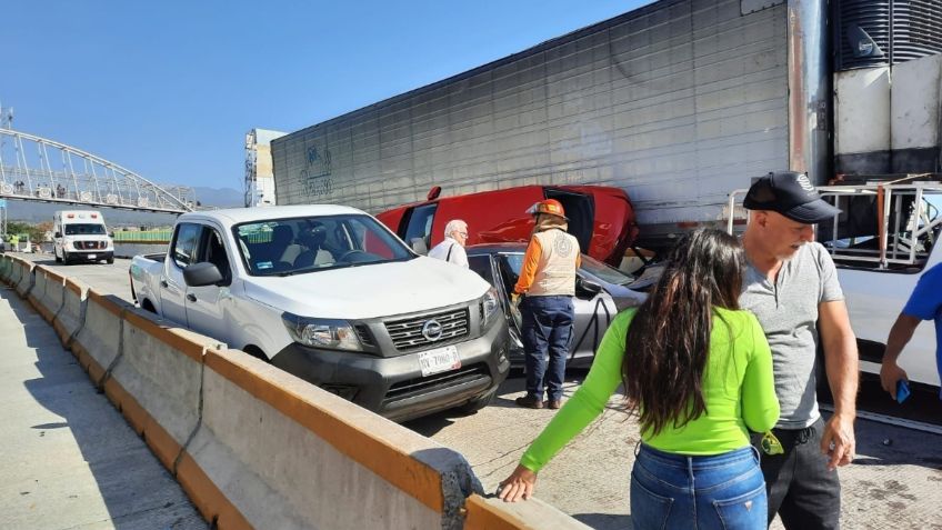 Las impactantes imágenes de la carambola en paso exprés de Cuernavaca que dejó 9 heridos